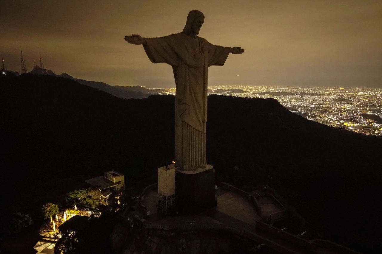 Il Cristo Redentore spento a Rio de Janeiro