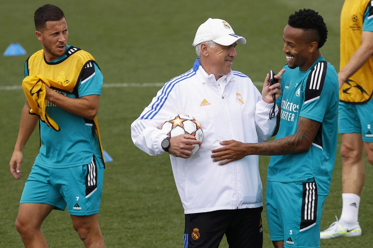 Carlo Ancelotti sorride con Militao (Ansa)