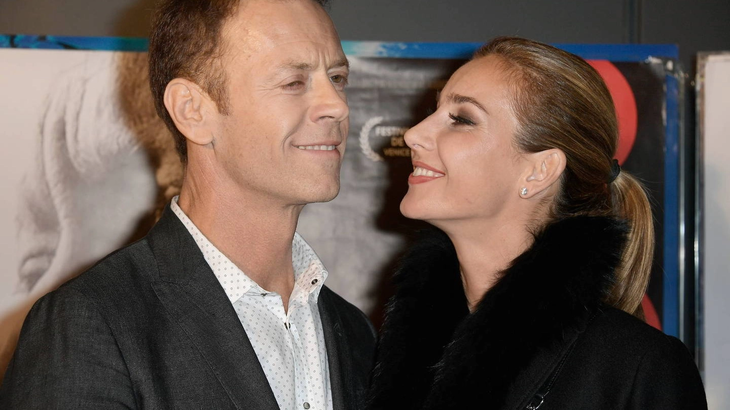 Rocco Siffredi alla toilette con due signorine. Gestore lo allontana. Ma  lui: tutto falso