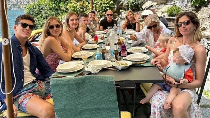 La foto di famiglia del clan Ferragni: c'è anche Matteo Napoletano