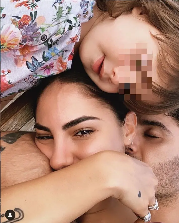 Giulia De Lellis e Andrea Iannone ufficializzano con una foto di famiglia