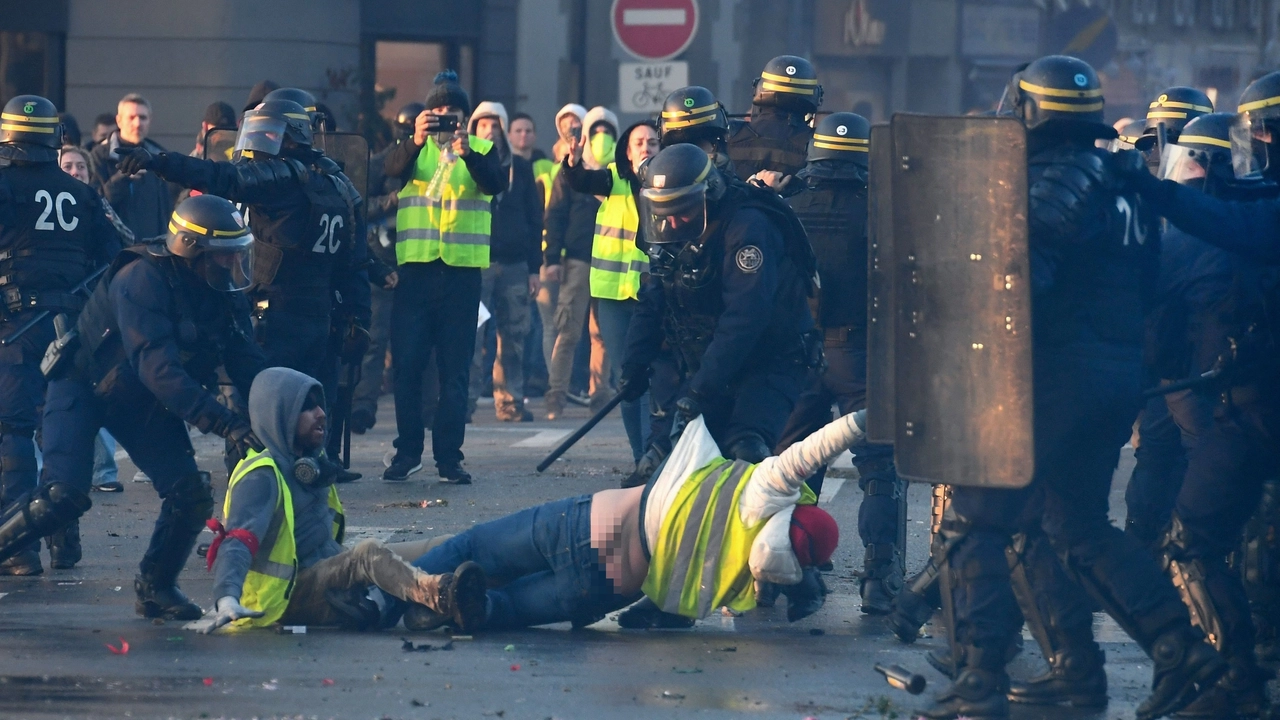 Scontri durante la protesta dei 'gilet gialli' a Quimper (Ansa)