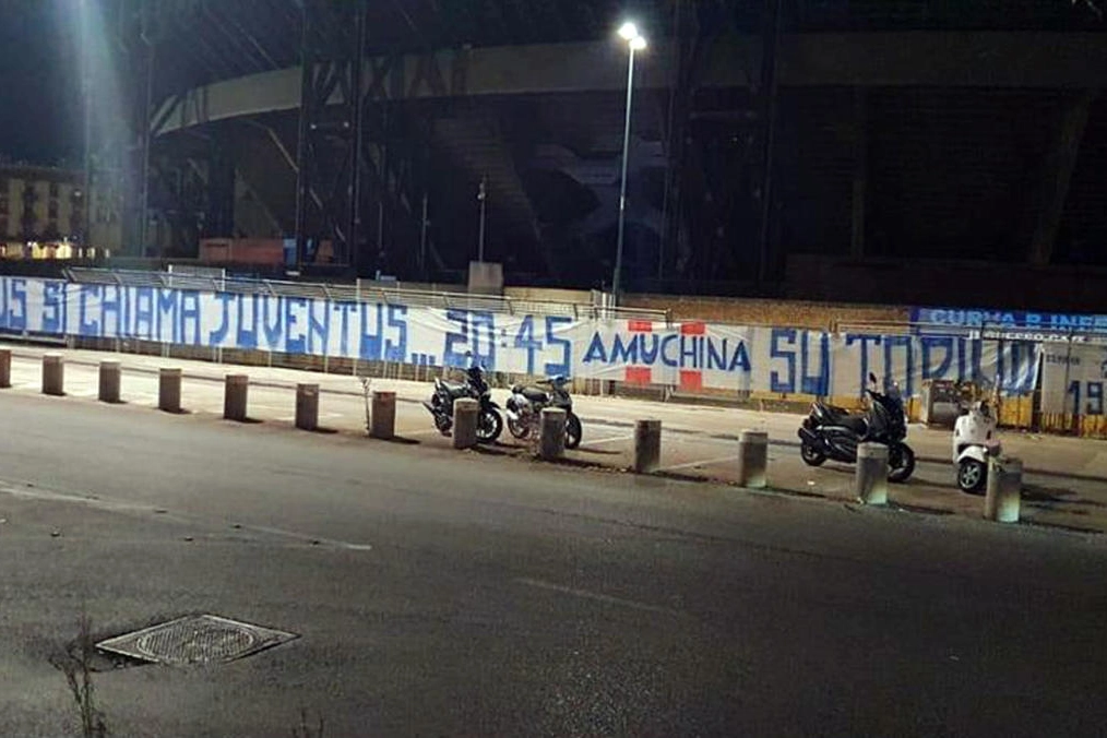 Striscione esposto all'esterno dello stadio San Paolo stasera (Ansa)