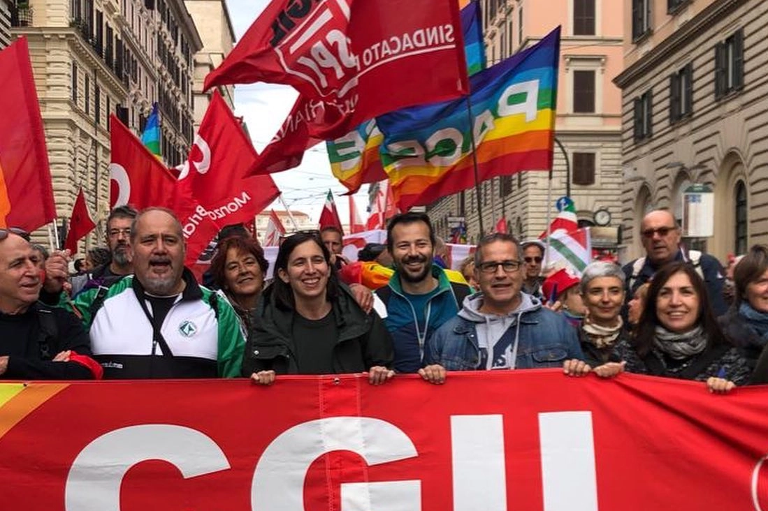 Elly Schlein in piazza con la Cgil sotto la bandiera della pace