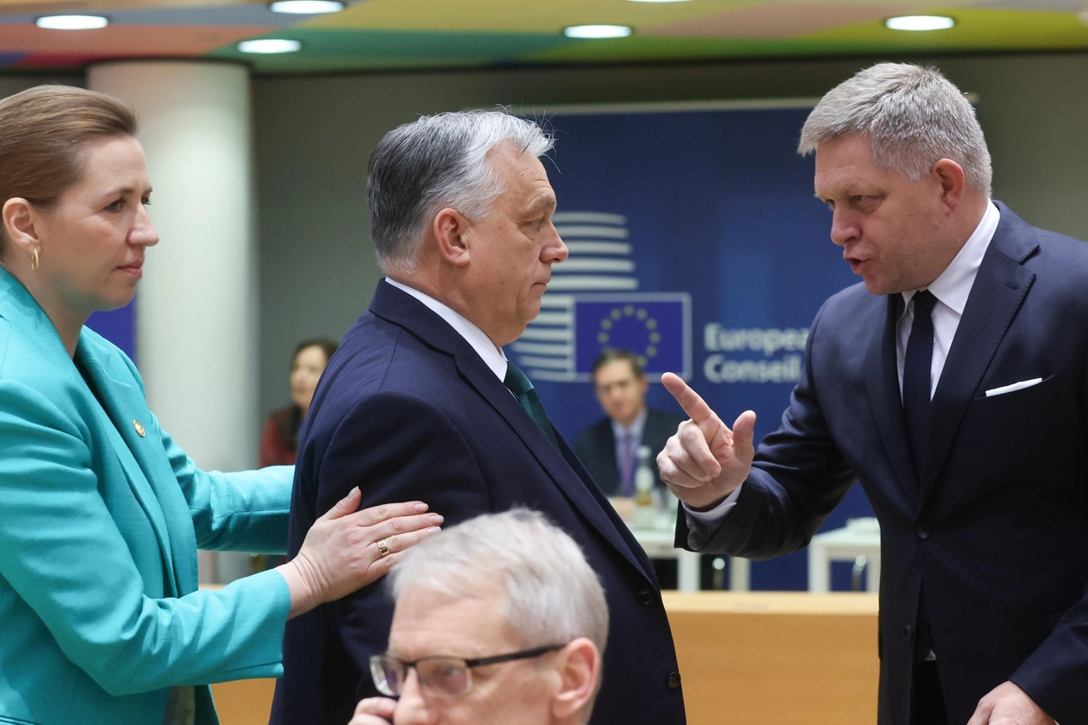 Discussione tra Viktor Orban e Robert Fico, con la premier danese Mette Frederiksen