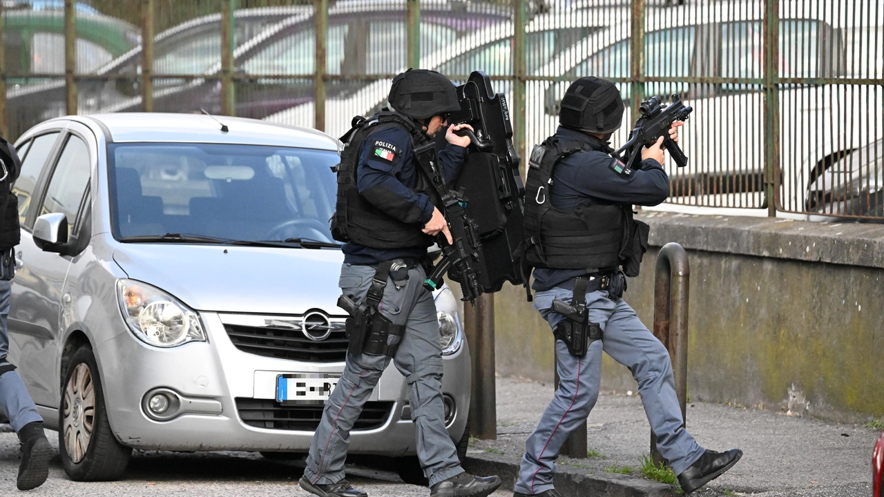 Uomo armato barricato in casa a Napoli, intervento della polizia