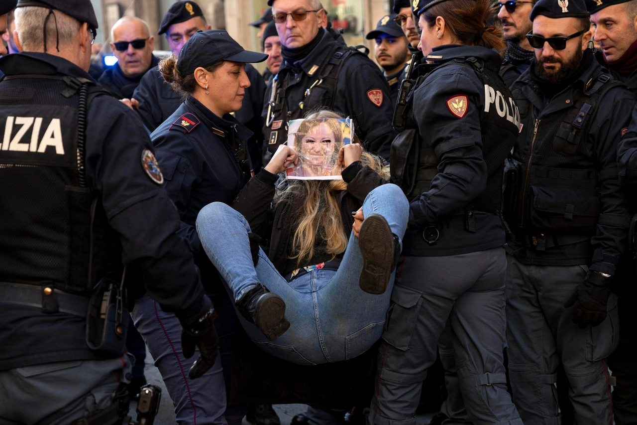 Blitz ambientalisti a Roma, con faccia Meloni e Fontana(