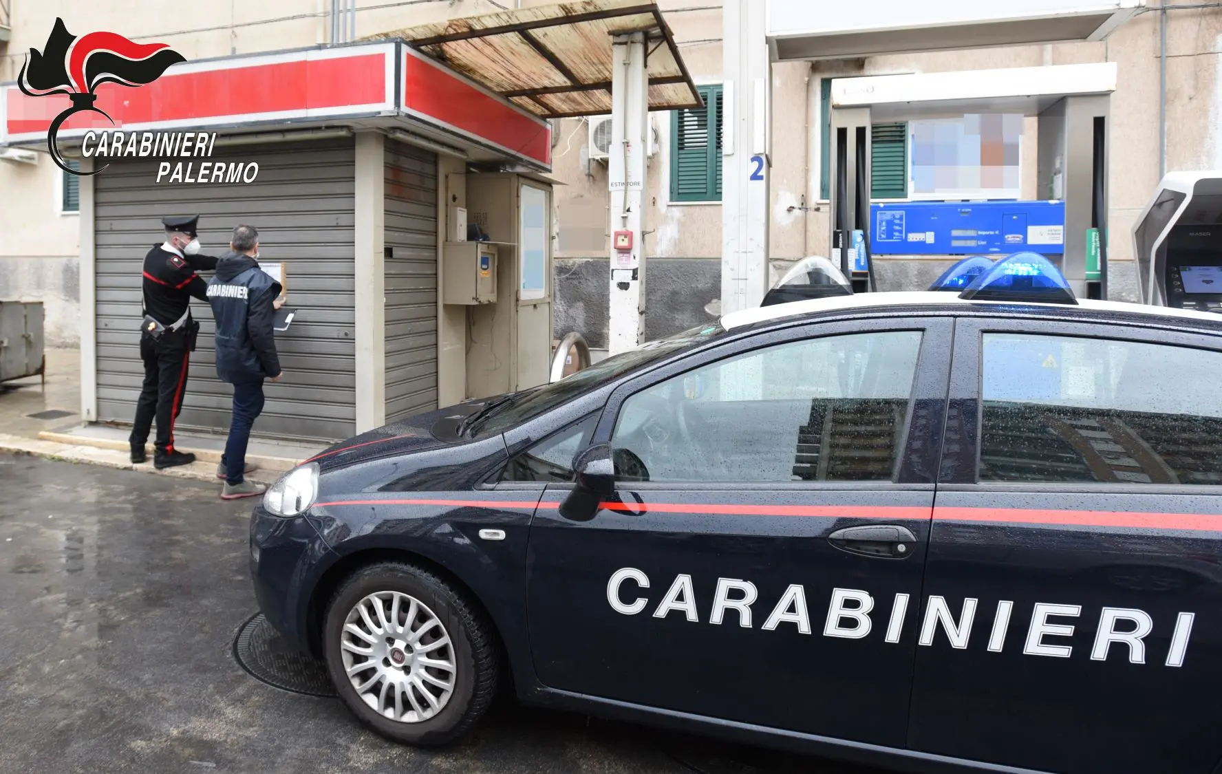 Napoli, rapinatori seriali di distributori e supermercati: arrestati