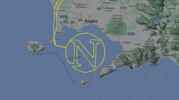 Scudetto Napoli, aereo sorvola il Golfo e disegna una N in cielo /VIDEO