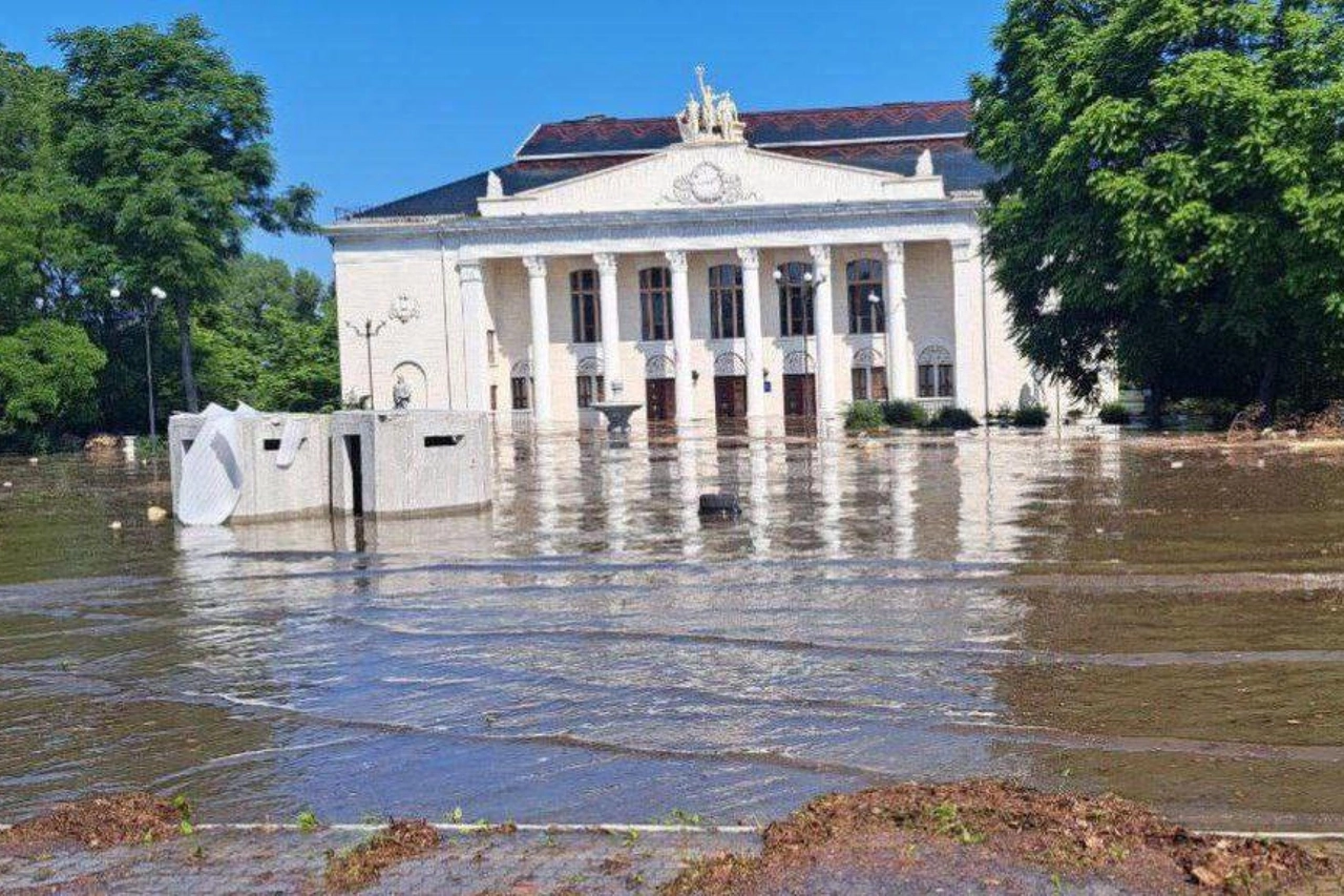 La casa della cultura di Nova Kakhovka allagata dopo l'attacco alla diga (Ansa)