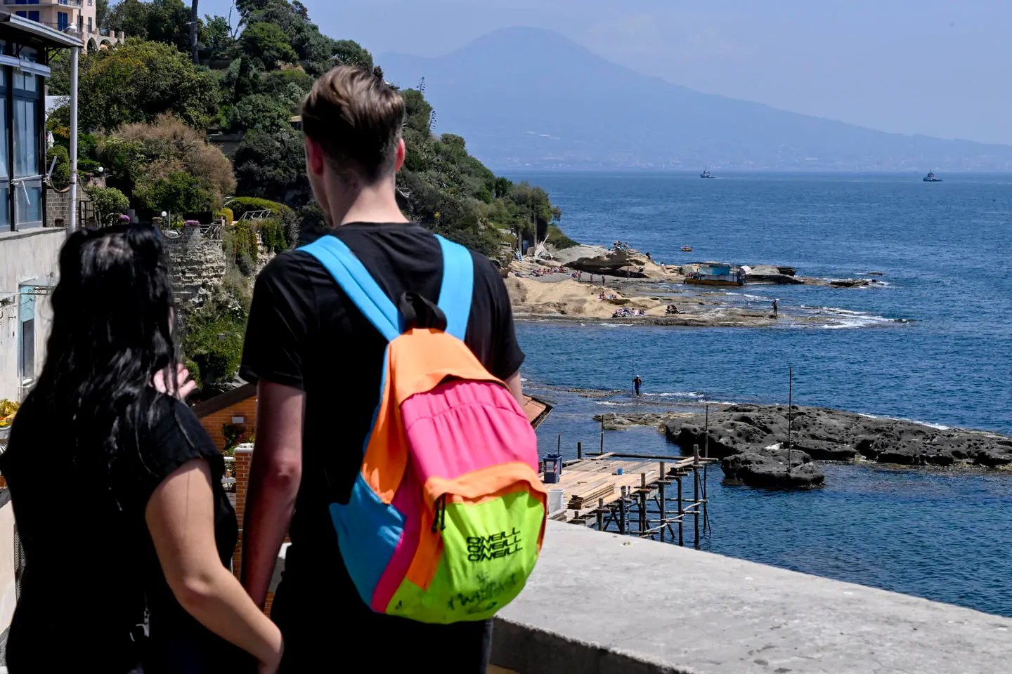 Napoli, lite tra ragazzi sugli scogli a Marechiaro, spuntano i coltelli: gravi due minori