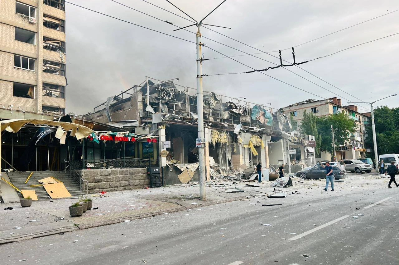 Bombardato centro commerciale "pieno di gente" a Kramatorsk, nel Donetsk (Twitter @KyivPost)