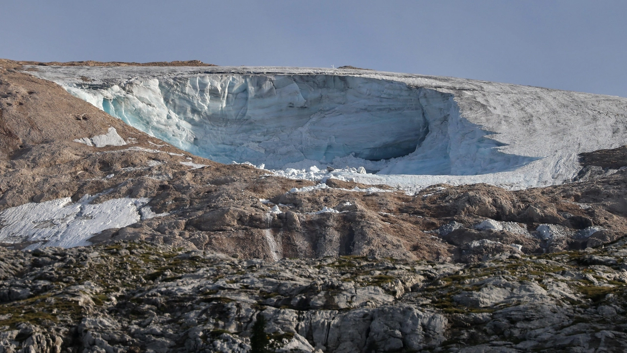 Il ghiacciaio della Marmolada, il distacco del luglio 2022 (Ansa)