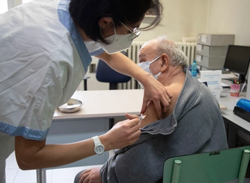 Covid e vaccino, chi deve farlo e quando. Bassetti: “Solo antinfluenzale agli over 70? Come in moto con il casco slacciato”