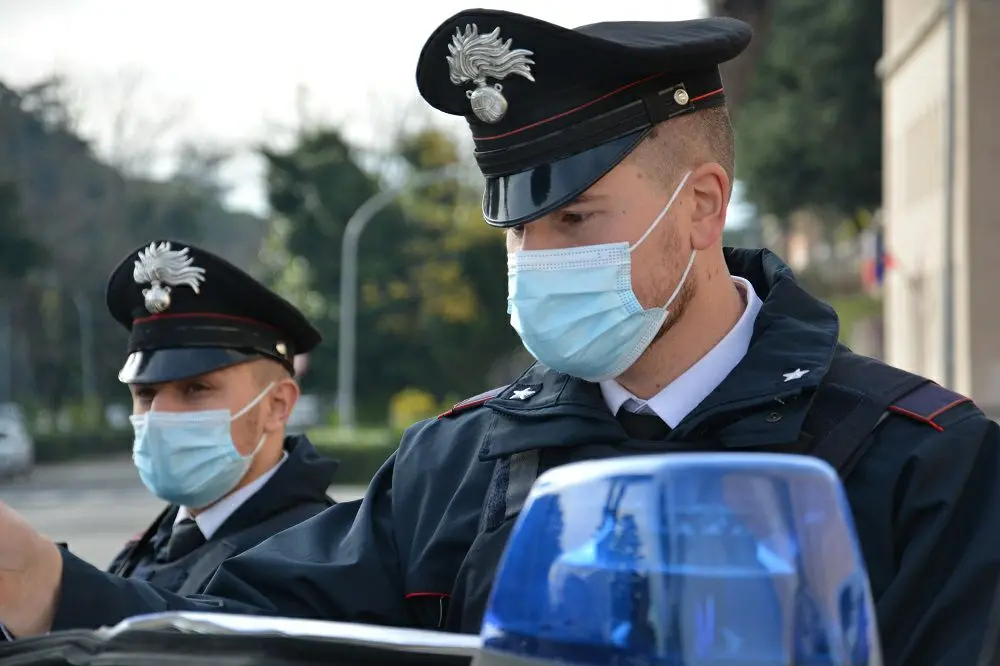 Colleferro, panico in stazione, uomo aggredisce 2 giovani e danneggia auto con una spranga