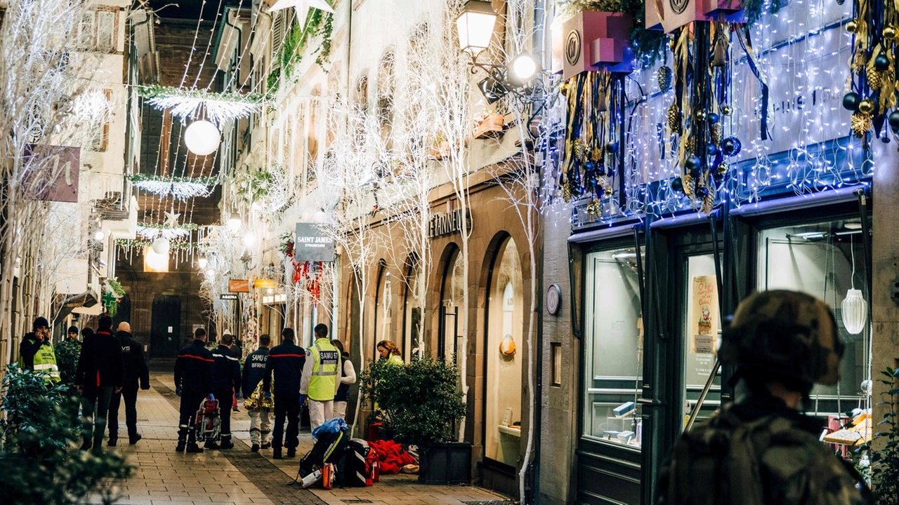 Polizia e soccorritori nel centro di Strasburgo (Lapresse)