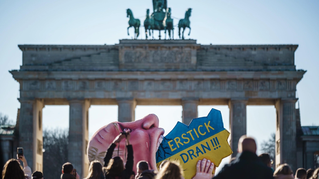 Un carro di carnevale alla Porta di Brandeburgo a Berlino