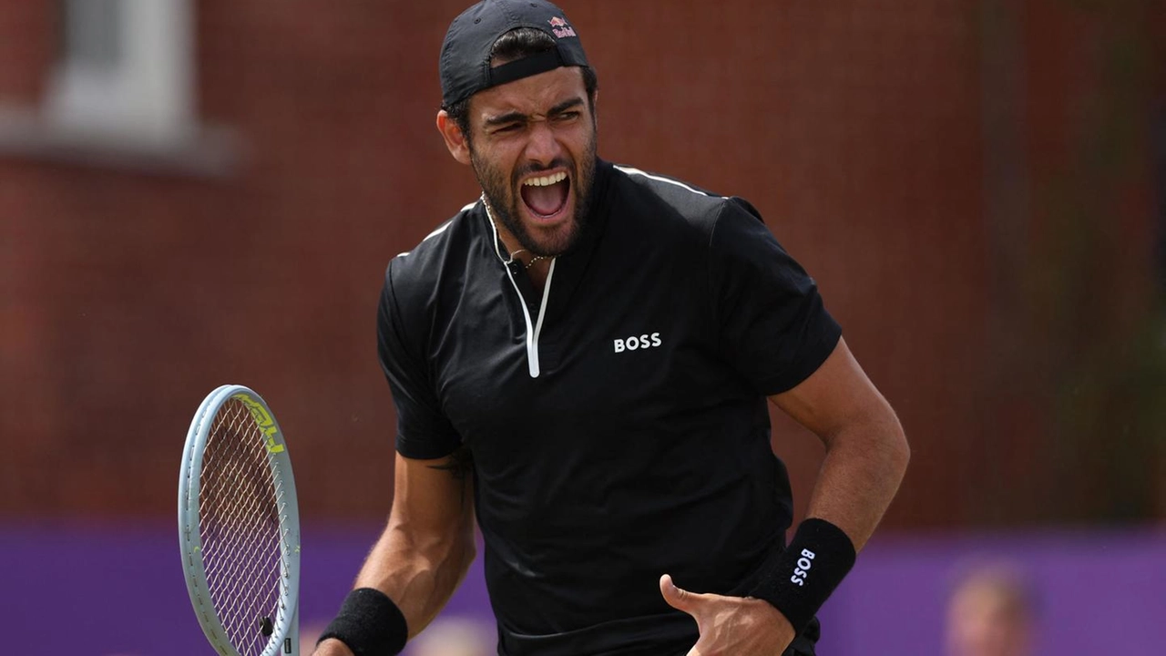 Matteo Berrettini esulta per la vittoria alla finale del Queen's (Ansa)