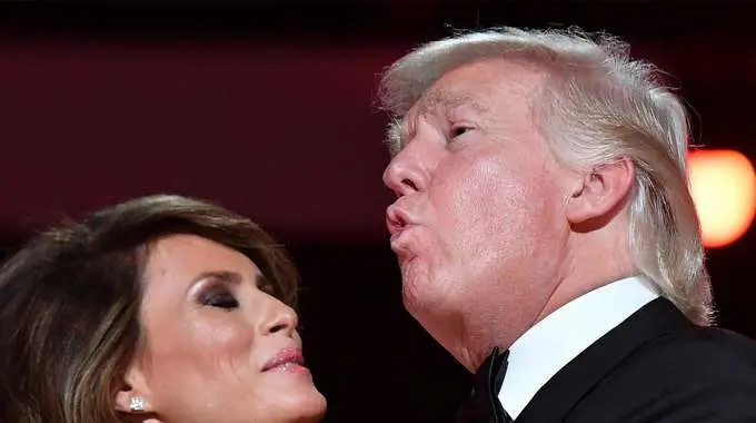 Trump e Melania ballano su note Sinatra