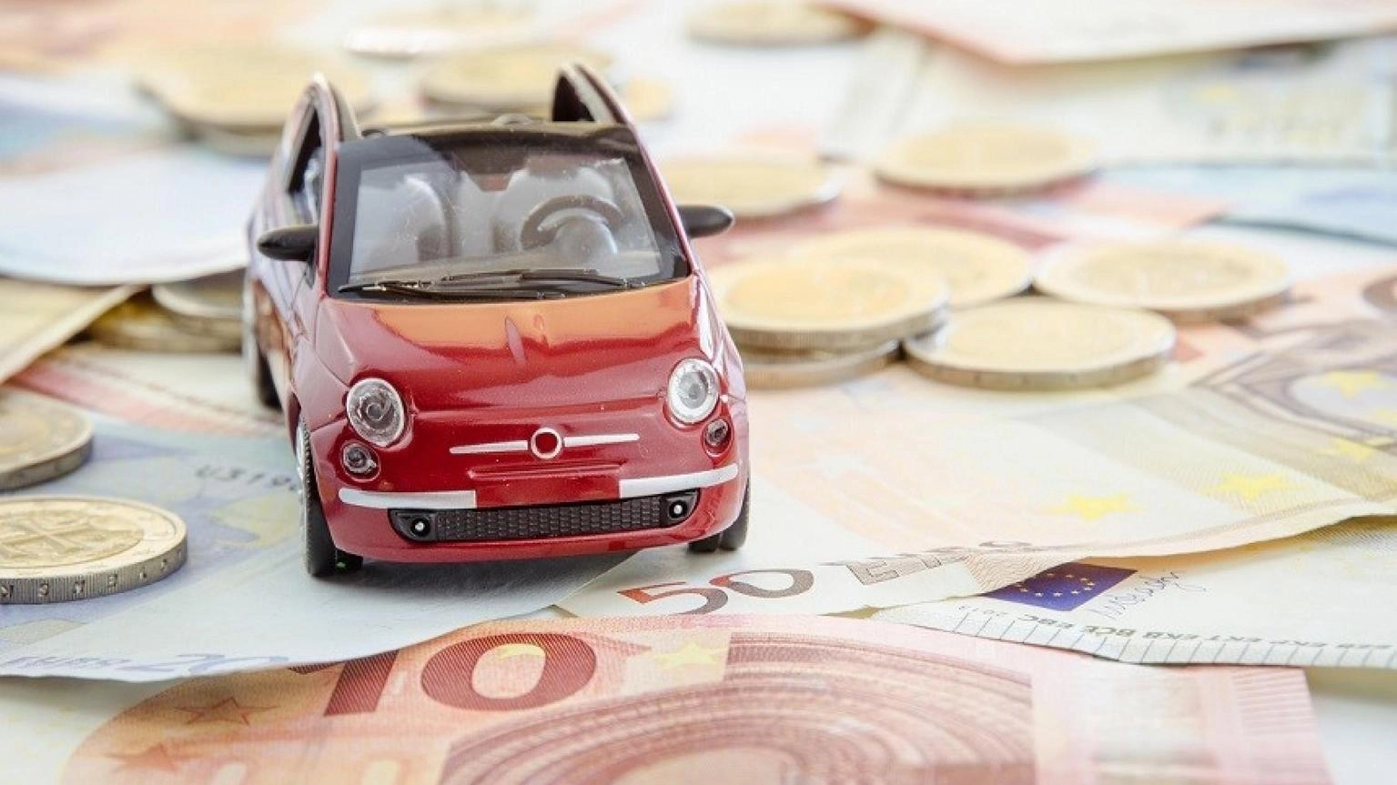 Premi rc auto saliti a 312 euro nei primi 6 mesi 2023