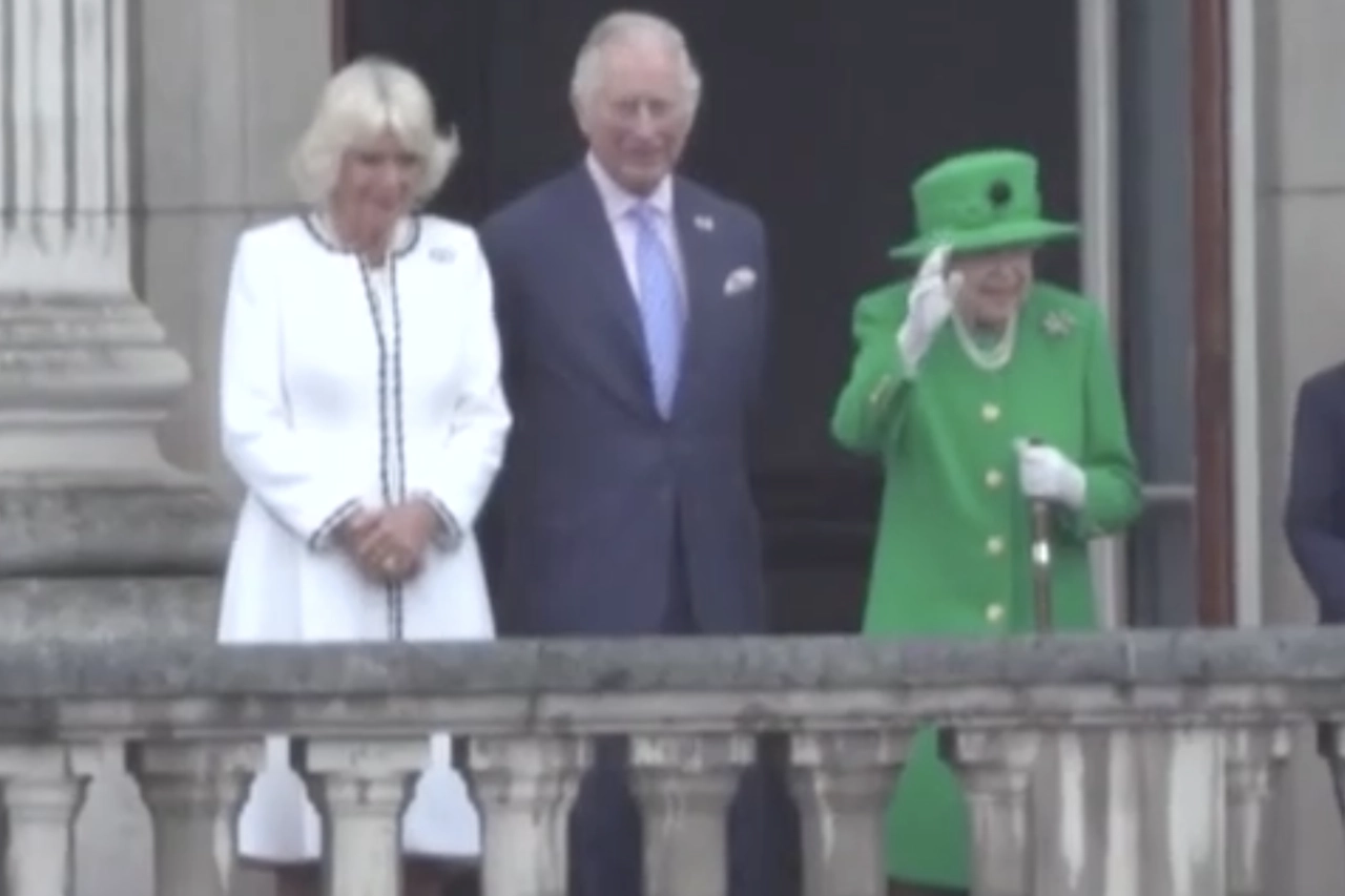 La Regina Elisabetta II saluta dal balcone di Buckingham Palace