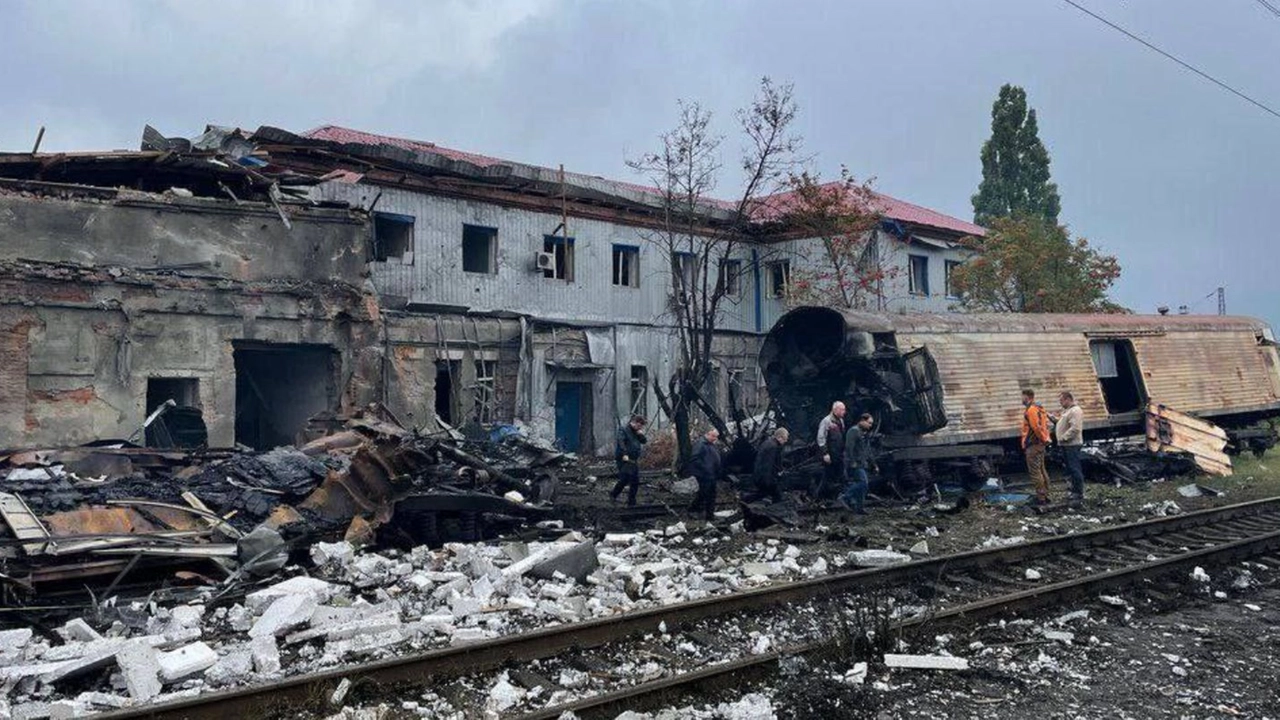 I vagoni frigo distrutti nella stazione di Kharkiv 