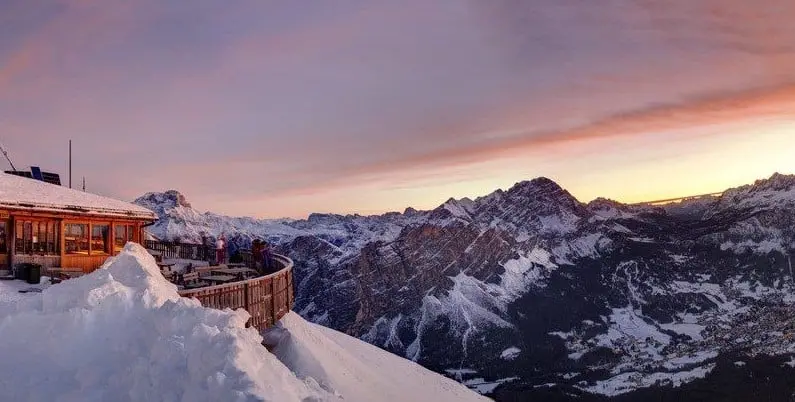 Sciate all'alba e astrocene nel cielo sopra Cortina