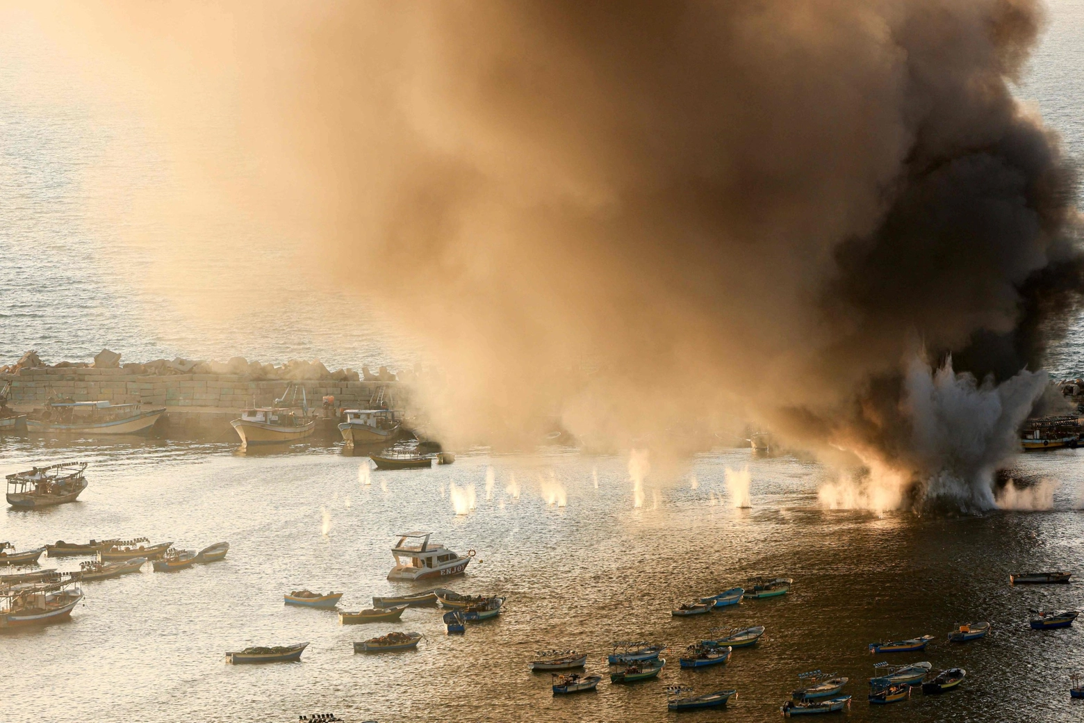 Gaza, colpito il porto (Ansa)