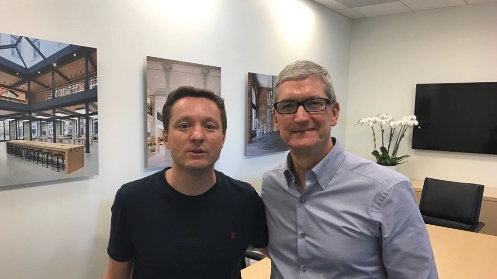 Tim Cook insieme al presidente dell’Osservatorio Giovani-Editori Andrea Ceccherini