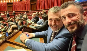 Lo sparo al veglione. Il deputato FdI indagato per lesioni aggravate. L’irritazione di Meloni