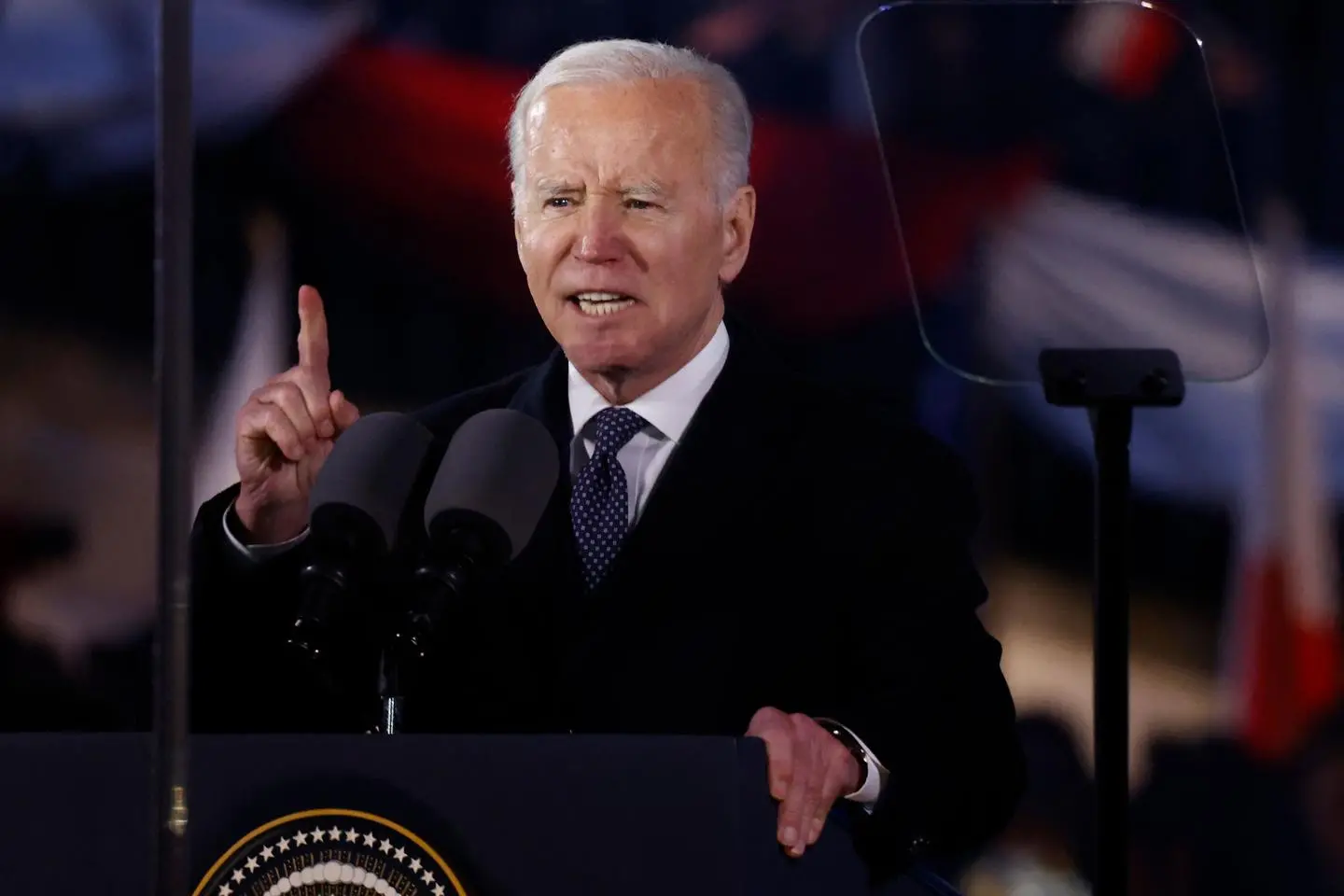 Joe Biden inciampa mentre sale sull'Air Force One. L'incidente all'aeroporto di Varsavia