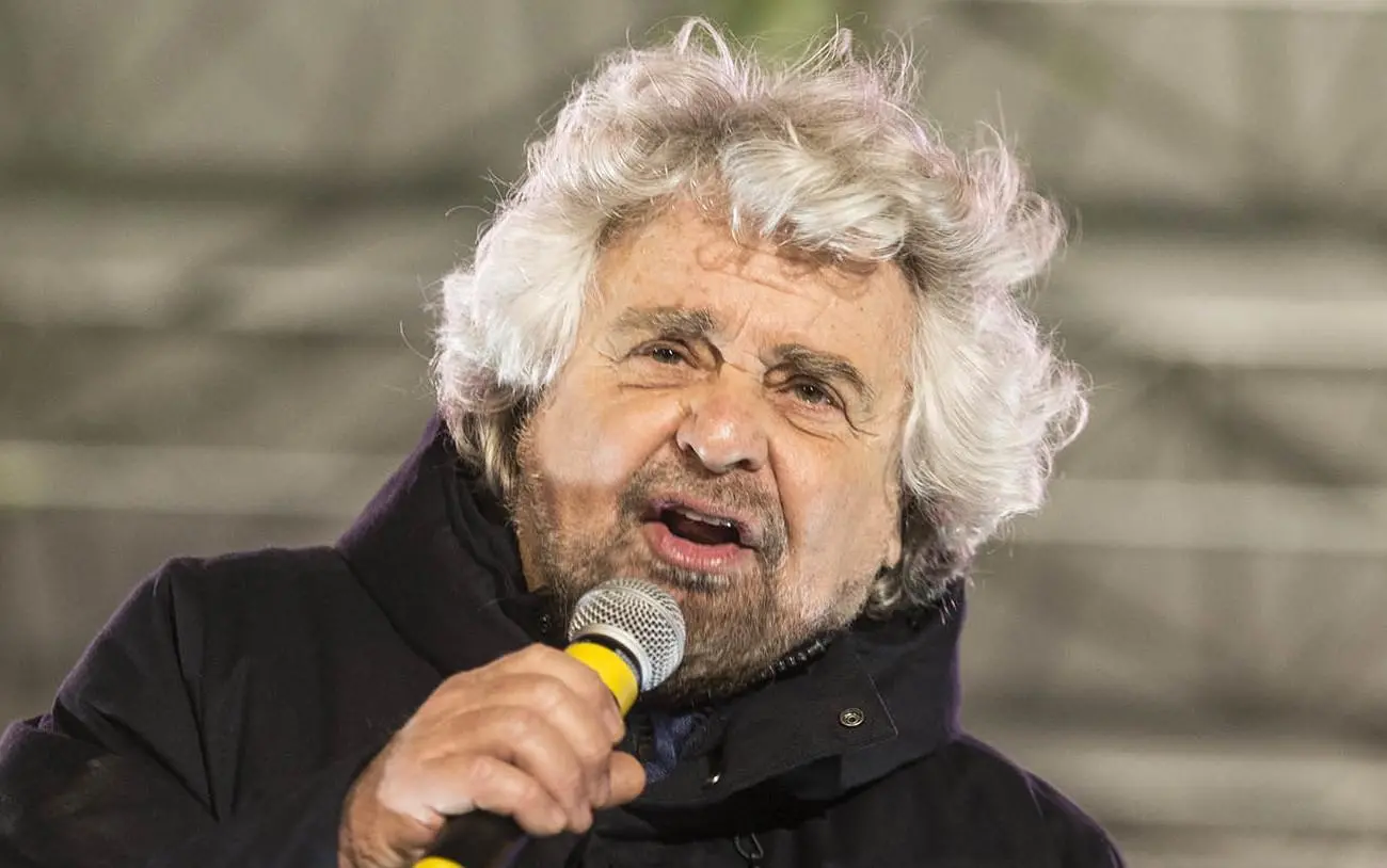 Aggredì un giornalista:. Beppe Grillo assolto. Ma deve pagare i danni