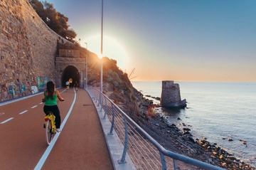 Imperia, in Liguria tra il blu del Santuario delle balene e il viola della lavanda