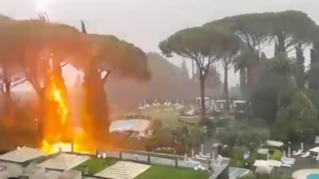 Maltempo a Roma, il fulmine cade e incendia l'albero: le immagini sui social