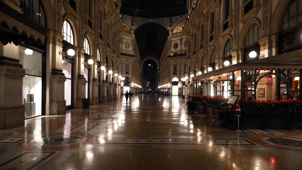 Coronavirus, galleria Vittorio Emanuele a Milano deserta (Ansa)