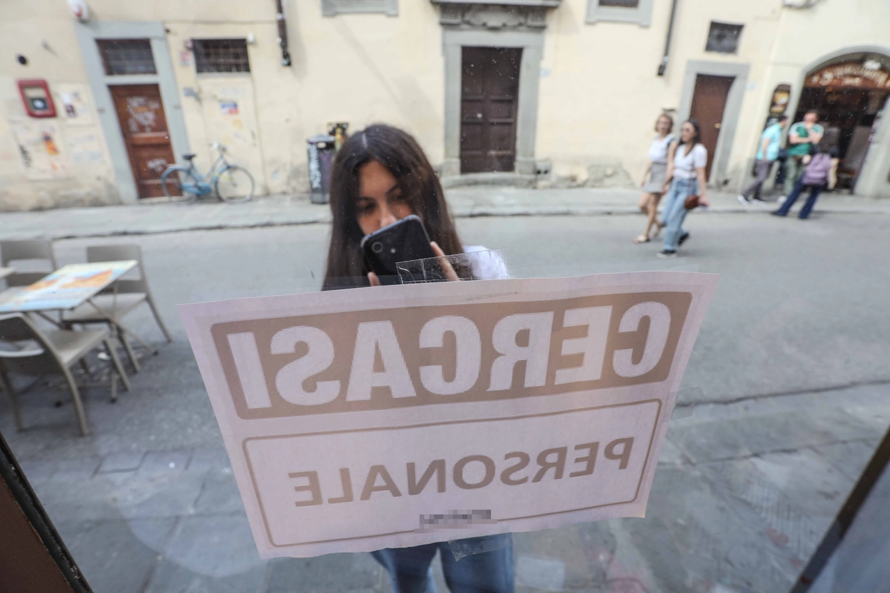 Una ragazza mentre cerca lavoro