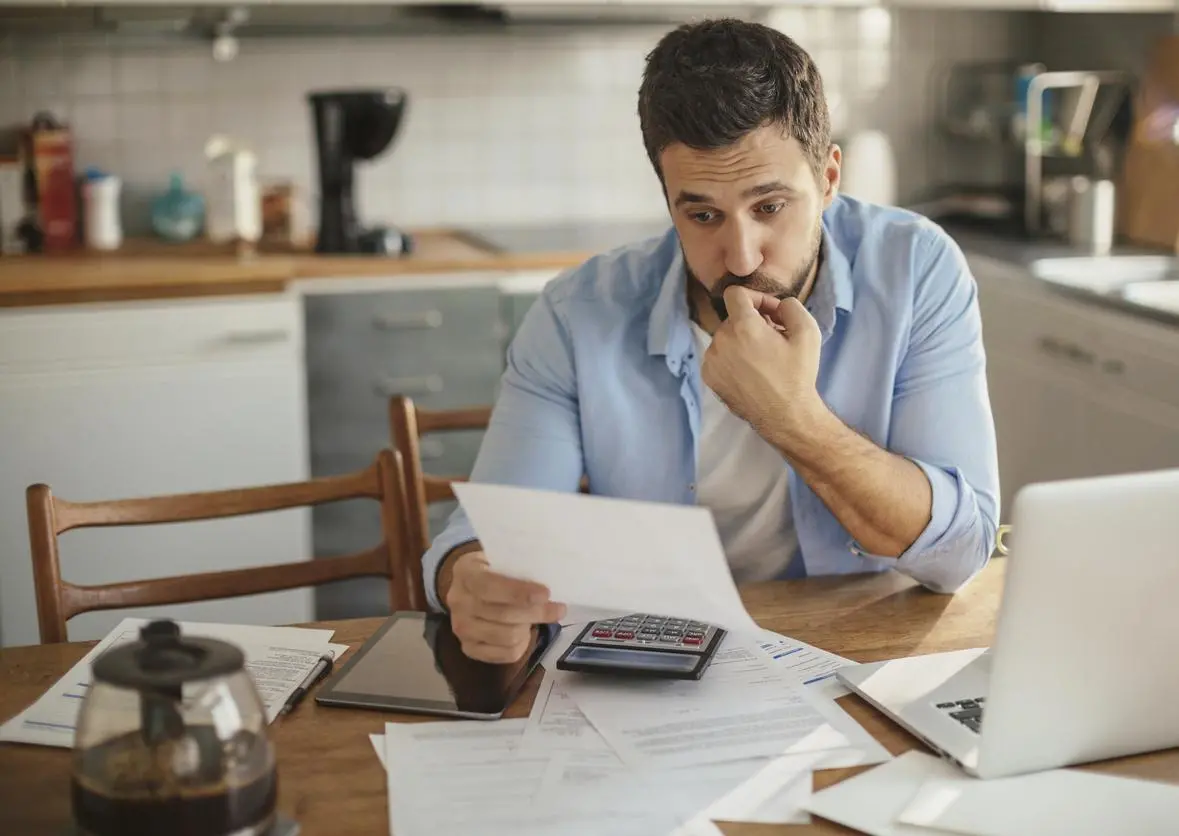 Bollette salate per gli over 45. I ragazzi pagano il 30% in meno