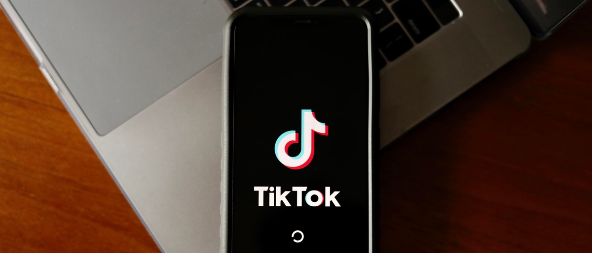 un-telefonino-con-il-logo-di-tiktok.jpg?f=21:9&amp;q=1&amp;w=1200