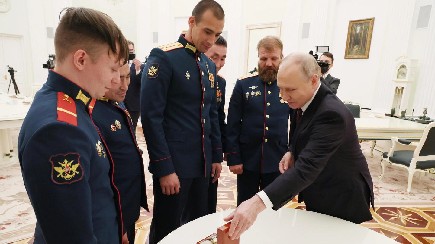 Vladimir Putin incontra l’equipaggio del carro armato Alyosha T-80, che ha distrutto un convoglio corazzato ucraino a Zaporizhzhia