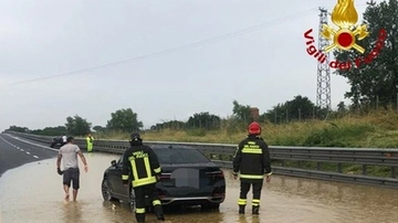 Maltempo Roma, bimbi e istruttori intrappolati dall’acqua a Fidene