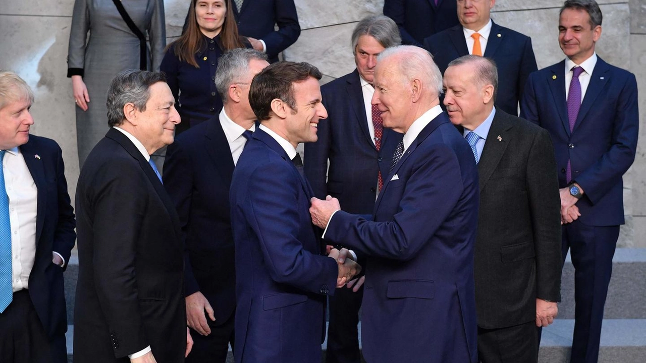 Joe Biden nel quartier generale della Nato a Bruxelles (Ansa)