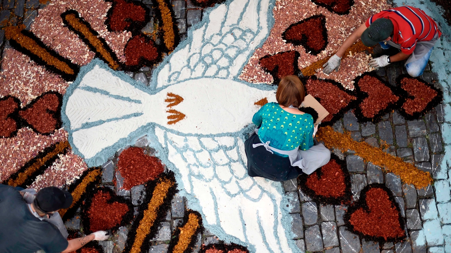 Preparativi per la celebrazione del Corpus Christi in Brasile (Lapresse)