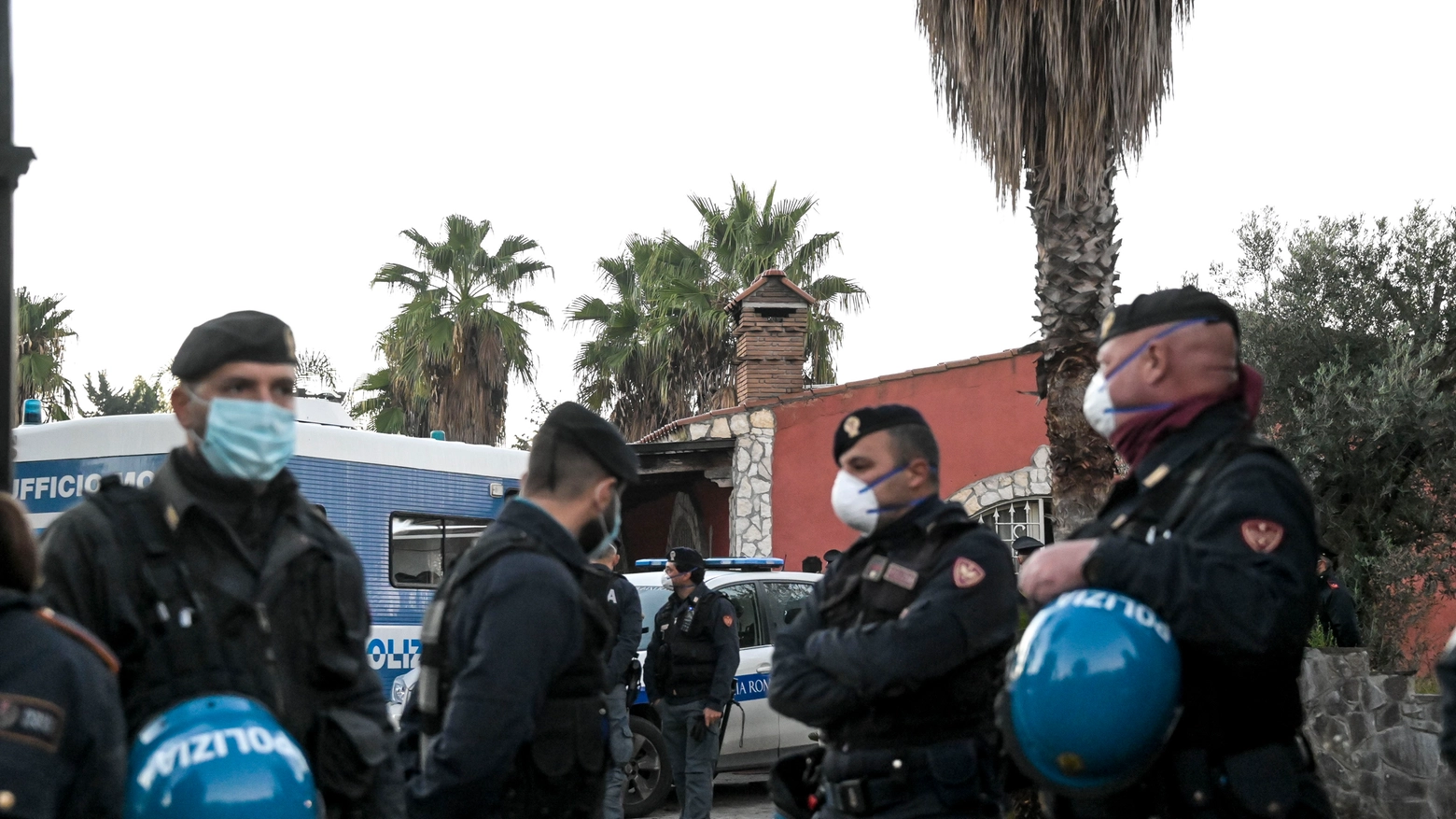 Il blitz della polizia nella villa Casamonica in via Fratelli Marchetti Longhi a Roma