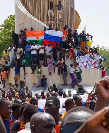 Polveriera Niger Ambasciata francese presa d’assalto La folla: "Viva Putin"