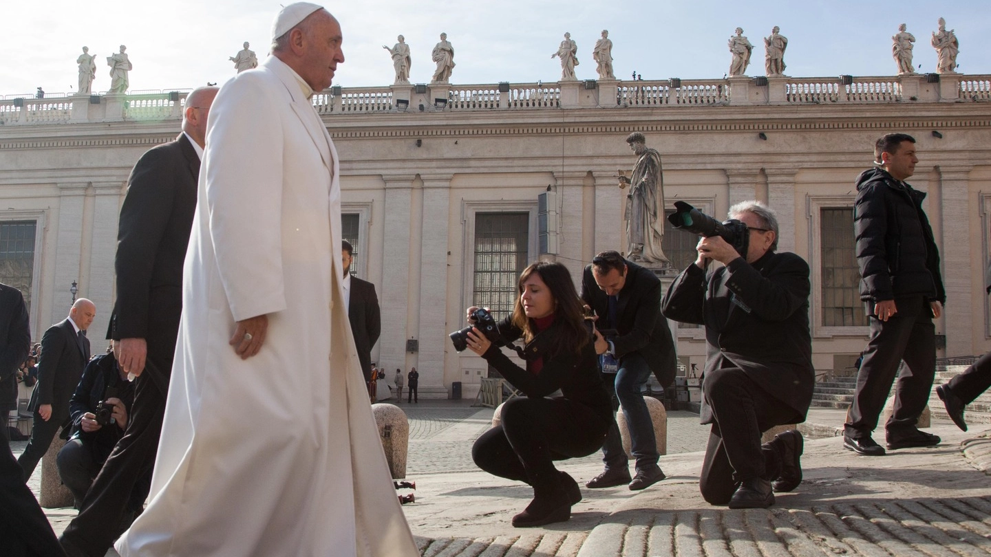 Papa Francesco in piazza San Pietro (Lapresse)