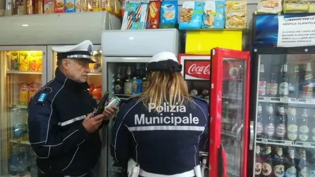 Alcol venduto ai ragazzini, multati bar e mini market