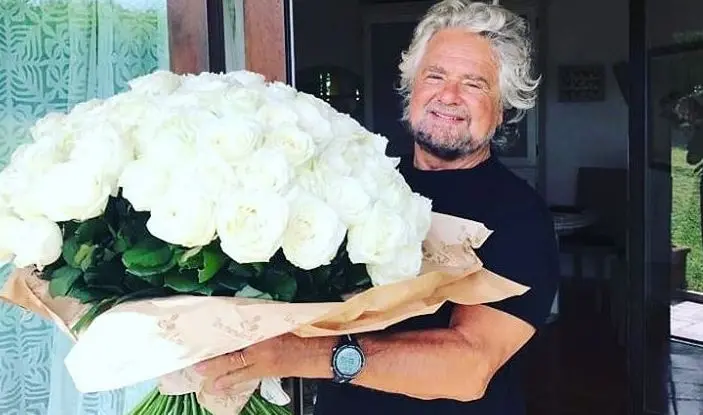 Beppe Grillo compie 70 anni. Una vita tra palco e politica