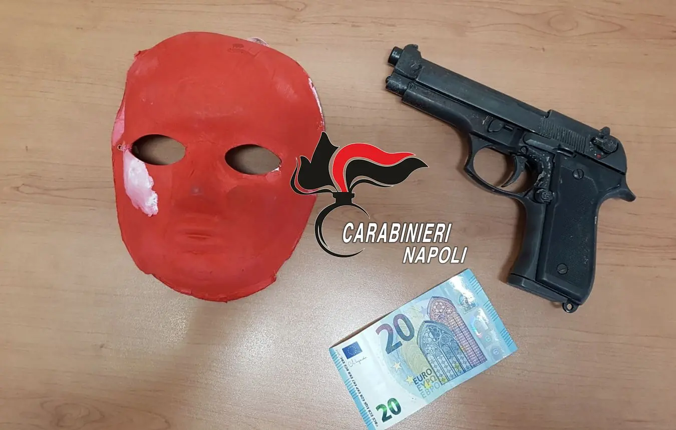 Napoli, con maschera veneziana e pistola rapina una coppietta per 20 euro