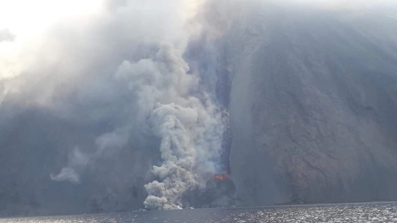 Stromboli, la lava finisce sul mare (Ansa)