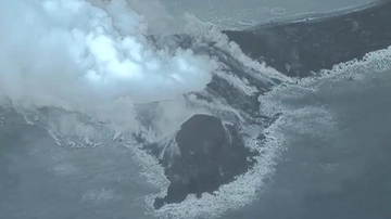 Giappone, nell’isola di Niijima eruzione spettacolare del vulcano: il video. Cosa c’entrano Eolie e Ischia